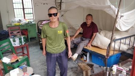 Herr Guotang ist sehr froh, dass er behandelt werden konnte. Leider musste ihm sein rechter Fuß amputiert werden.