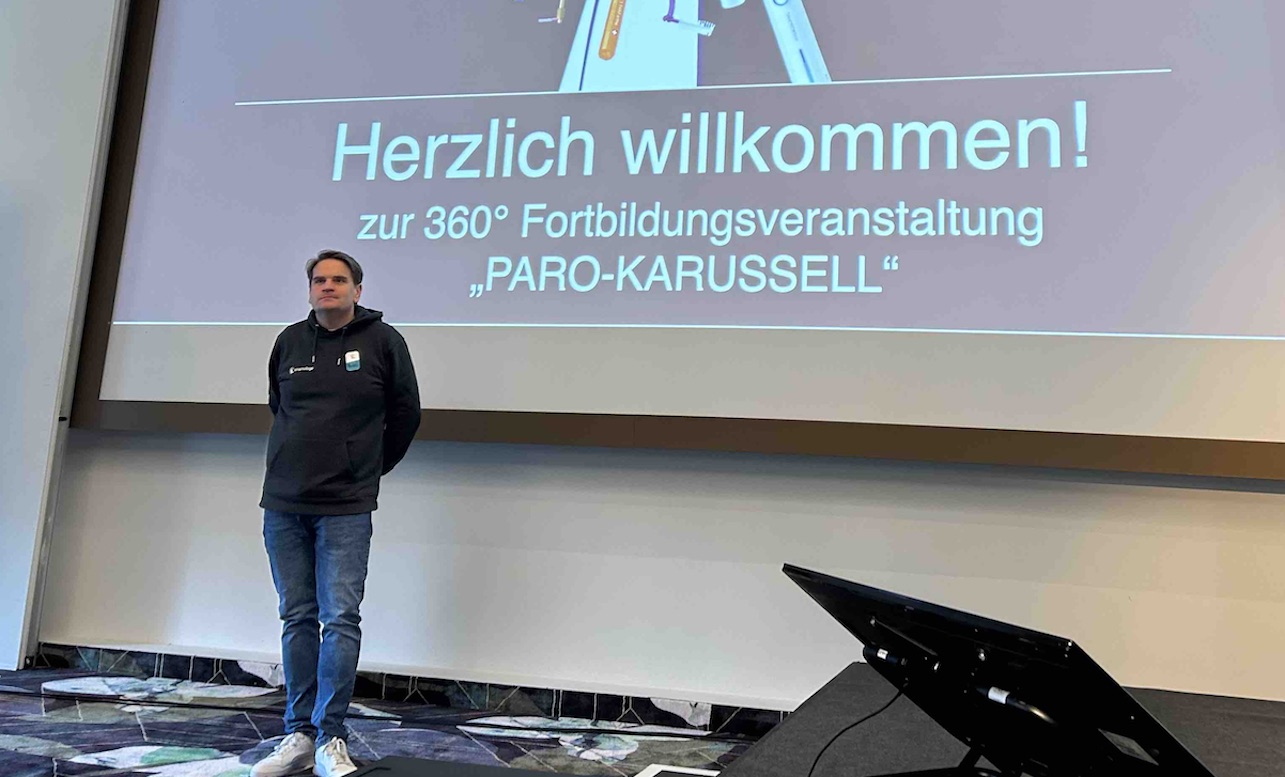 Ludwig Popp, Prokurist der Curaden Germany GmbH, begrüßte die Teilnehmerinnen und Teilnehmer des Paro-Karussells in München.