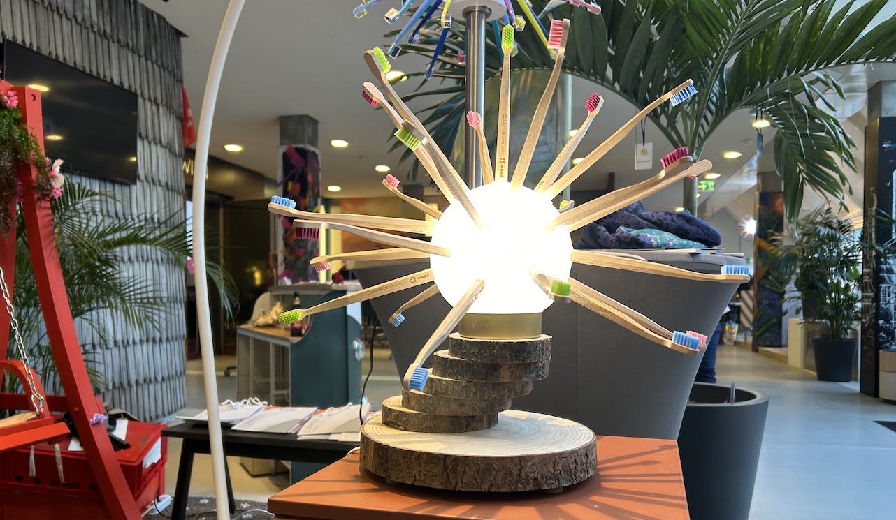 Natürlich durfte eine Curaprox-Lampe nicht fehlen. Diese Holztischlampe verlosen wir in unserem April-Gewinnspiel für die Leserinnen und Leser unseres Newsletters „Für Team & Praxis“.