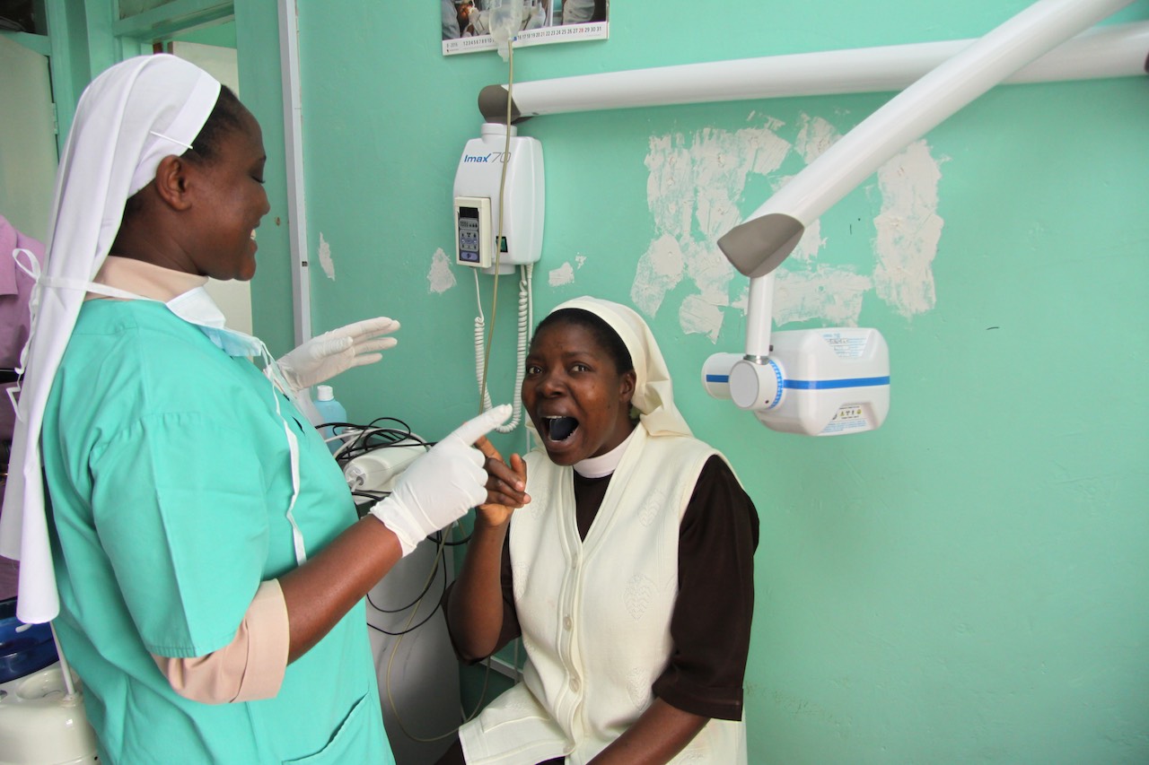 Die beiden Zahnärztinnen Sister Fabian und Sister Sunya demonstrieren die intraorale Röntgentechnik.