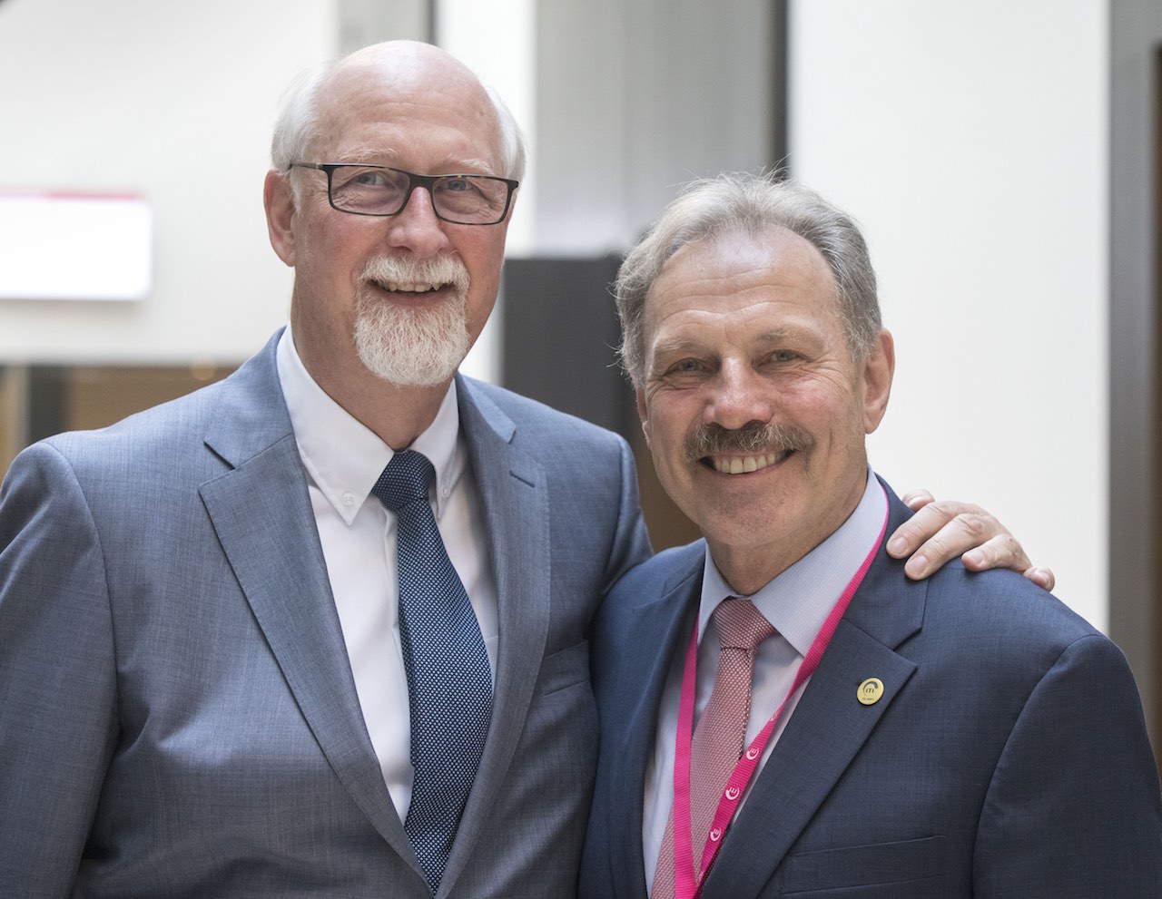 Prof. Dr. Gerhard Wahl (Bonn, links) und Prof. Dr. Hans-Peter Weber (Boston) wurden zu Ehrenmitgliedern des ITI ernannt. (Foto: ITI)