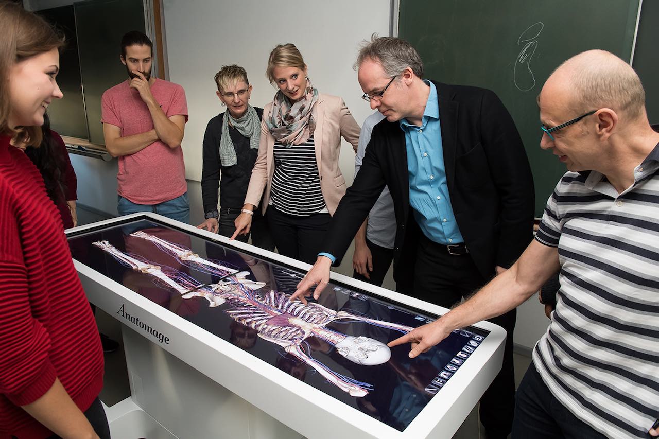 Am 3D-Anatomietisch (v.r.): Prof. Jochen Staiger, Direktor des Instituts für Neuroanatomie der UMG), Prof. Thomas Dresbach (Institut für Anatomie und Embryologie der UMG), Kerstin Klopries (Anatomage Trainerin), Dr. Sara Doll (Präparatorin, Anatomage Trainerin), Tobias Haller (UMG, Anatomage Tutor), Anne Hapke (UMG, Anatomage Tutorin).
