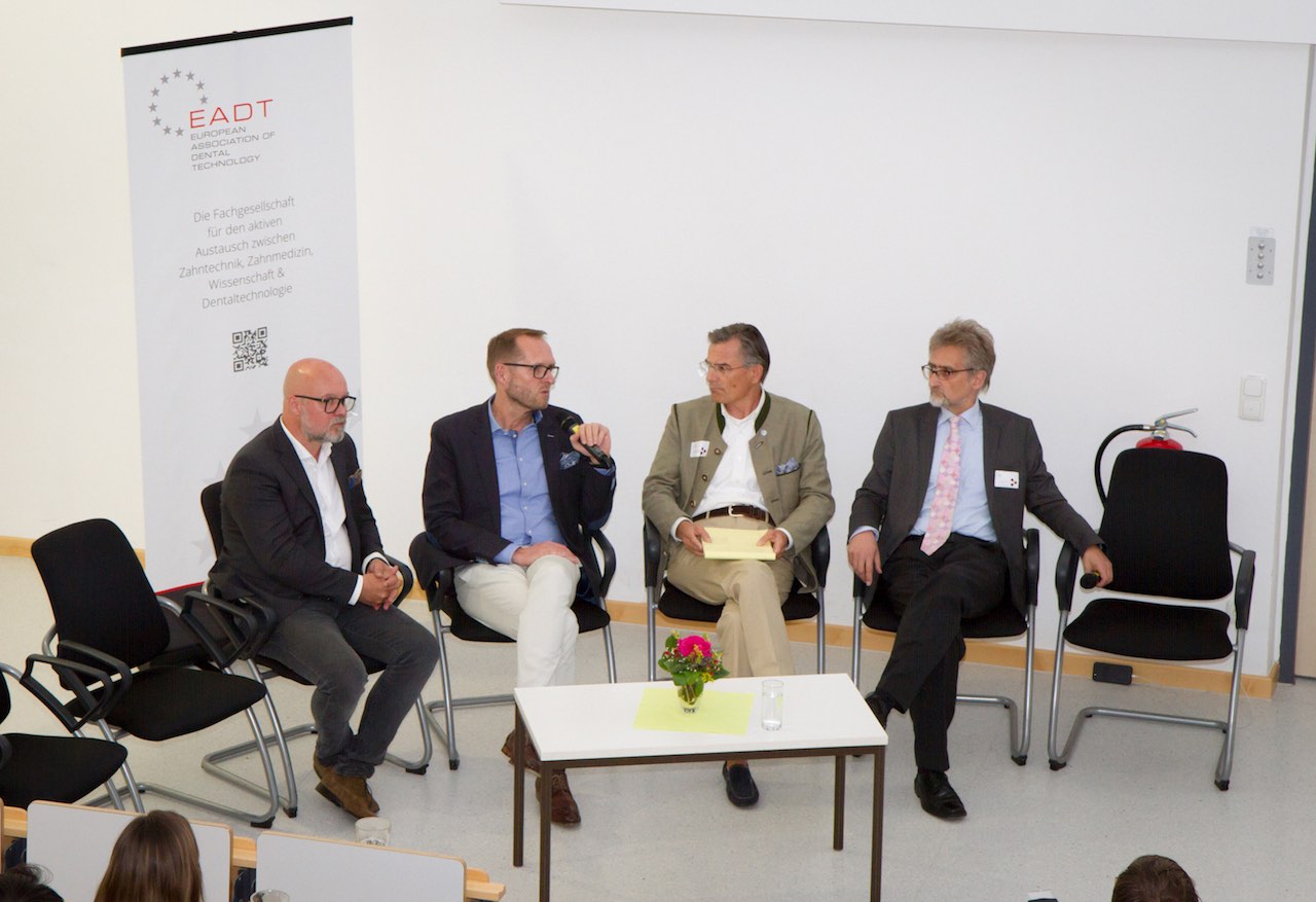 Diskussion mit ZTM Carsten Fischer, Dr. Peter Gehrke, ZTM Siegbert Witkowski und Prof. Matthias Kern (von links).