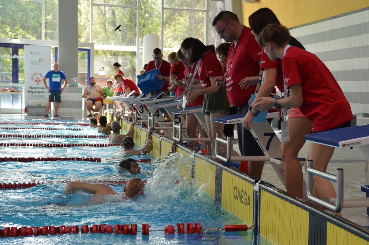Betreuer und Athleten bei den Schwimmwettkämpfen der Special Olympics in der Roland-Matthes-Schwimmhalle in Erfurt (Foto: LZKTH)