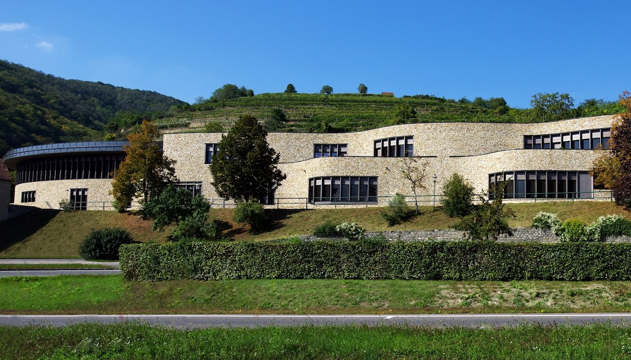 Der Neubau der Danube Private University in Krems an der Donau. Eine der Bedingungen für den Neubau war, dass sich das Gebäude harmonisch in die Weltkulturerberegion Wachau einfügt. (Foto: DPU)