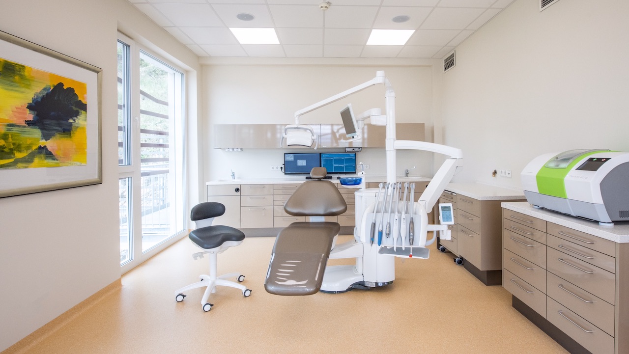Ein moderner, von Planmeca eingerichteter Behandlungsraum der DPU erlaubt die Arbeit mit allen modernen digitalen Anwendungen in der Zahnarztpraxis – von der Behandlungseinheit über die zentrale Software bis zur CAM-Fertigung mit PlanMill. (Foto: Nik Pichler)