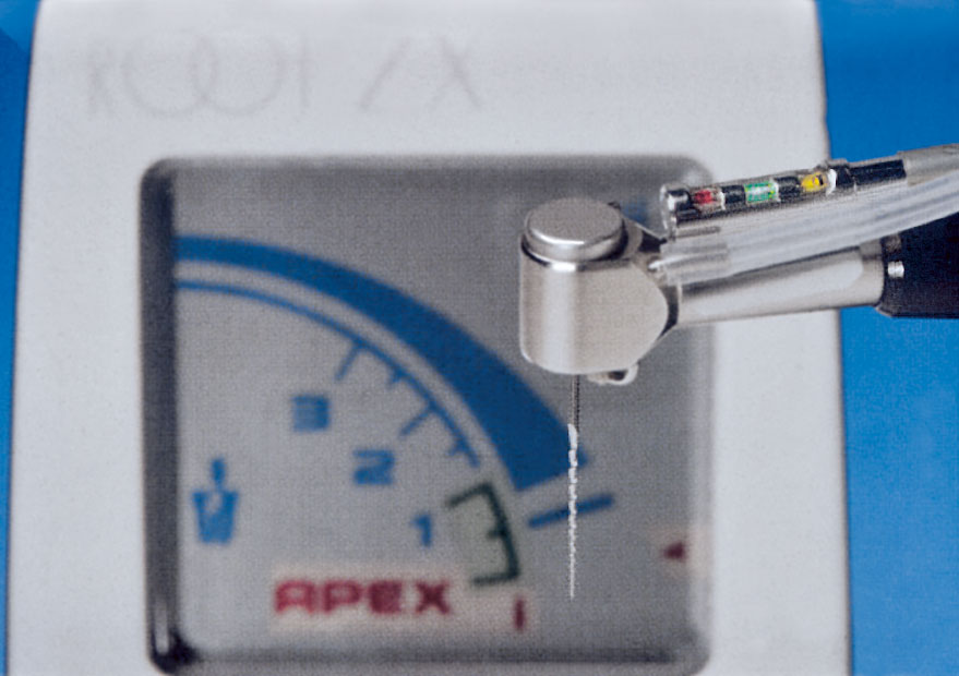 Abb. 1 Canal-Finder-System: Ein beliebiges Endometriegerät kann mit einem Clip am Winkelstück befestigt werden.