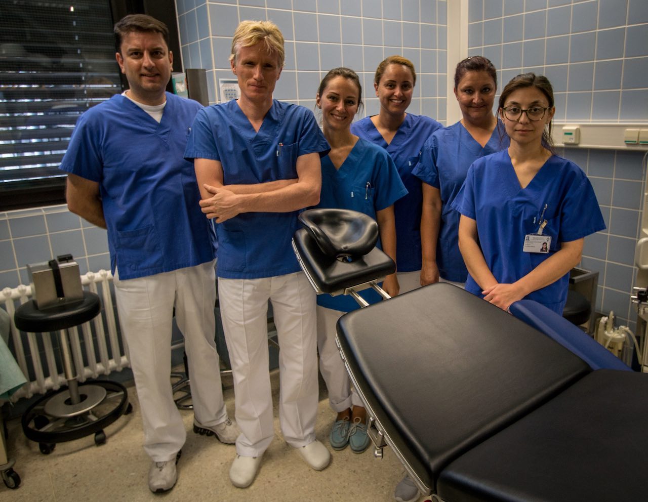 Das OP-Team der Poliklinik für Zahnärztliche Chirurgie und Implantologie mit Dr. Puria Parvini, Prof. Dr. Frank Schwarz und Dr. Karina Obreja