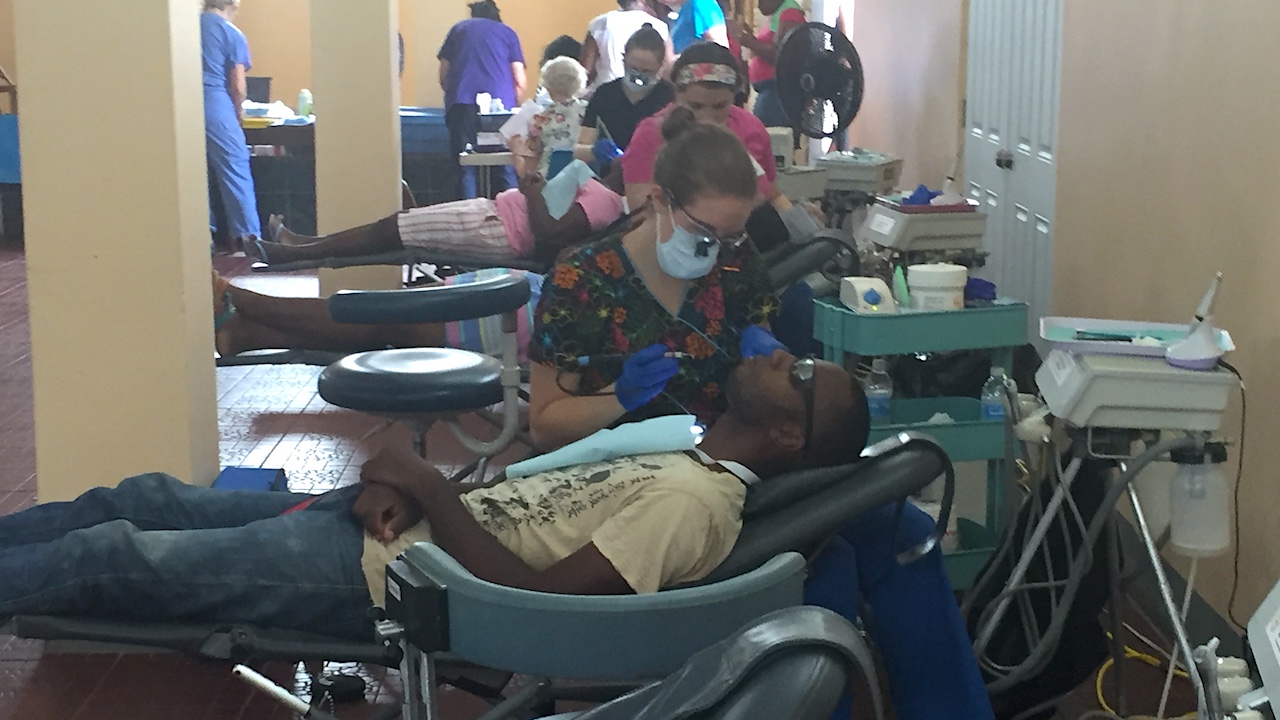 200 Zahnärzte bei drei Millionen Einwohnern – die mobilen Zahnkliniken und die Freiwilligen haben viel zu tun.
