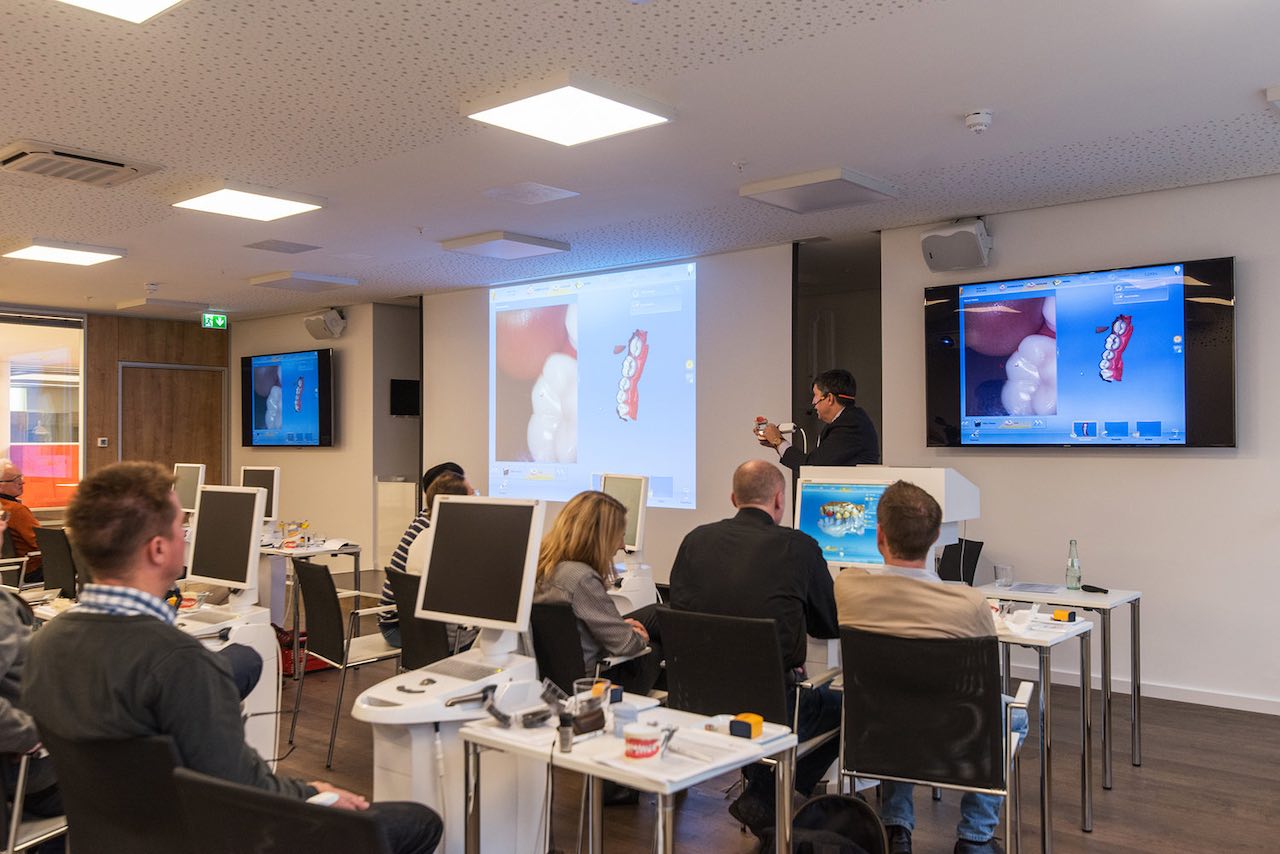 Abb. 4 Die Digital Dental Academy Berlin bietet Arbeitsplätze zur Vermittlung aktueller Behandlungs- und Werkstofftechnologien. Bild: DDA