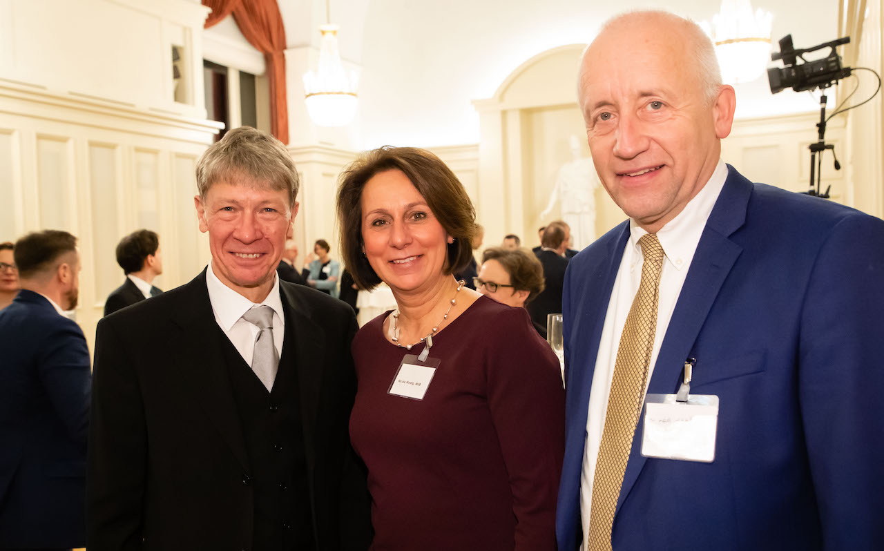 Prof. Dr. Dietmar Oesterreich, Vizepräsident der BZÄK (links), mit den FDP-Abgeordenten Nicole Westig und Dr. Wieland Schinnenburg (Foto: BZÄK/axentis.de)