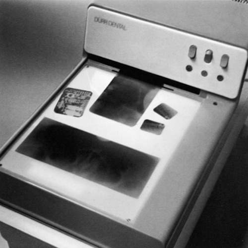 1975: Der erste vollautomatische Röntgenfilm-Entwicklungsautomat für alle dentalen Formate hat Weltpremiere. (Foto: Dürr Dental)