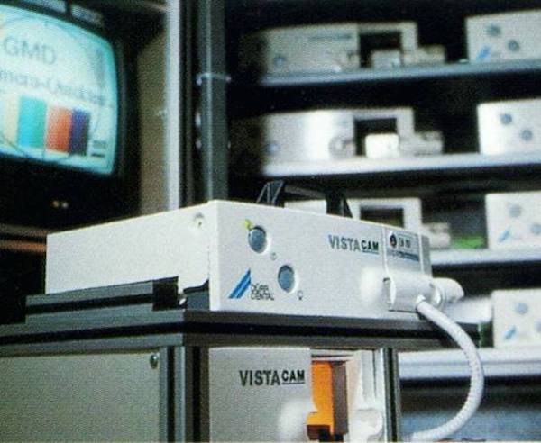 1995: Das dentale Video-System VistaCam erweitert die diagnostischen Möglichkeiten und verändert die Zahnarzt-Patienten-Kommunikation. Der Bildschirm erreicht die Behandlungseinheit, Imaging am PC unterstützt die Diagnostik. (Foto: Dürr Dental)