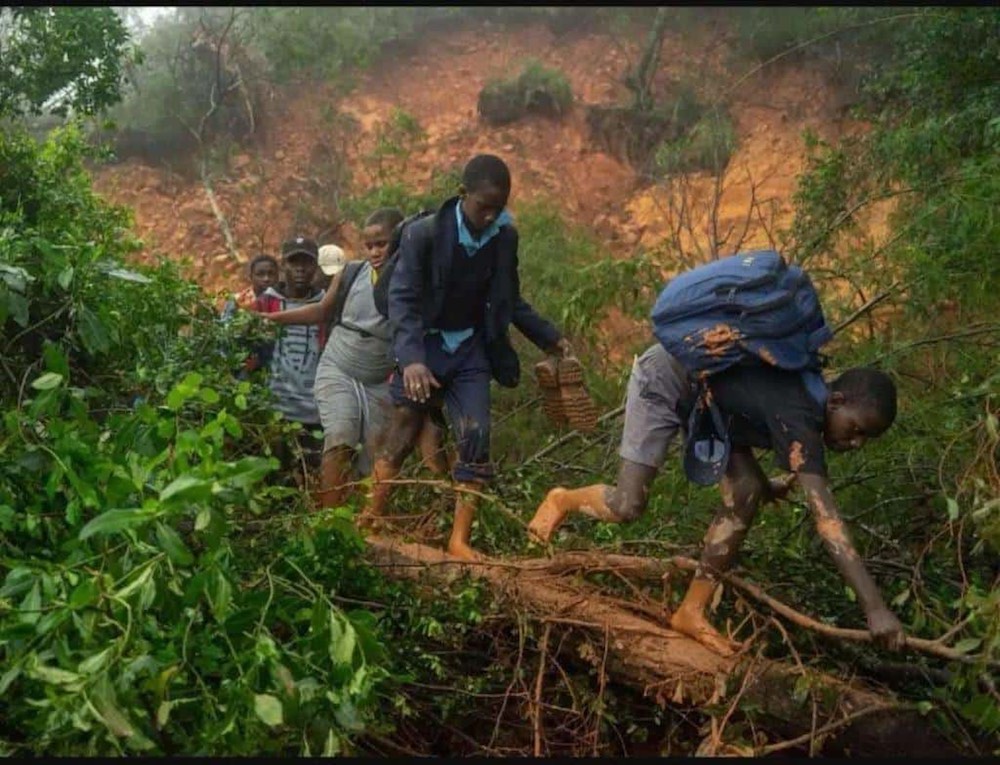 Schüler der Charles Lwanga School kämpften sich auf der Suche nach Hilfe durch Schlamm und dichtes Buschwerk. (Foto: Povo News)