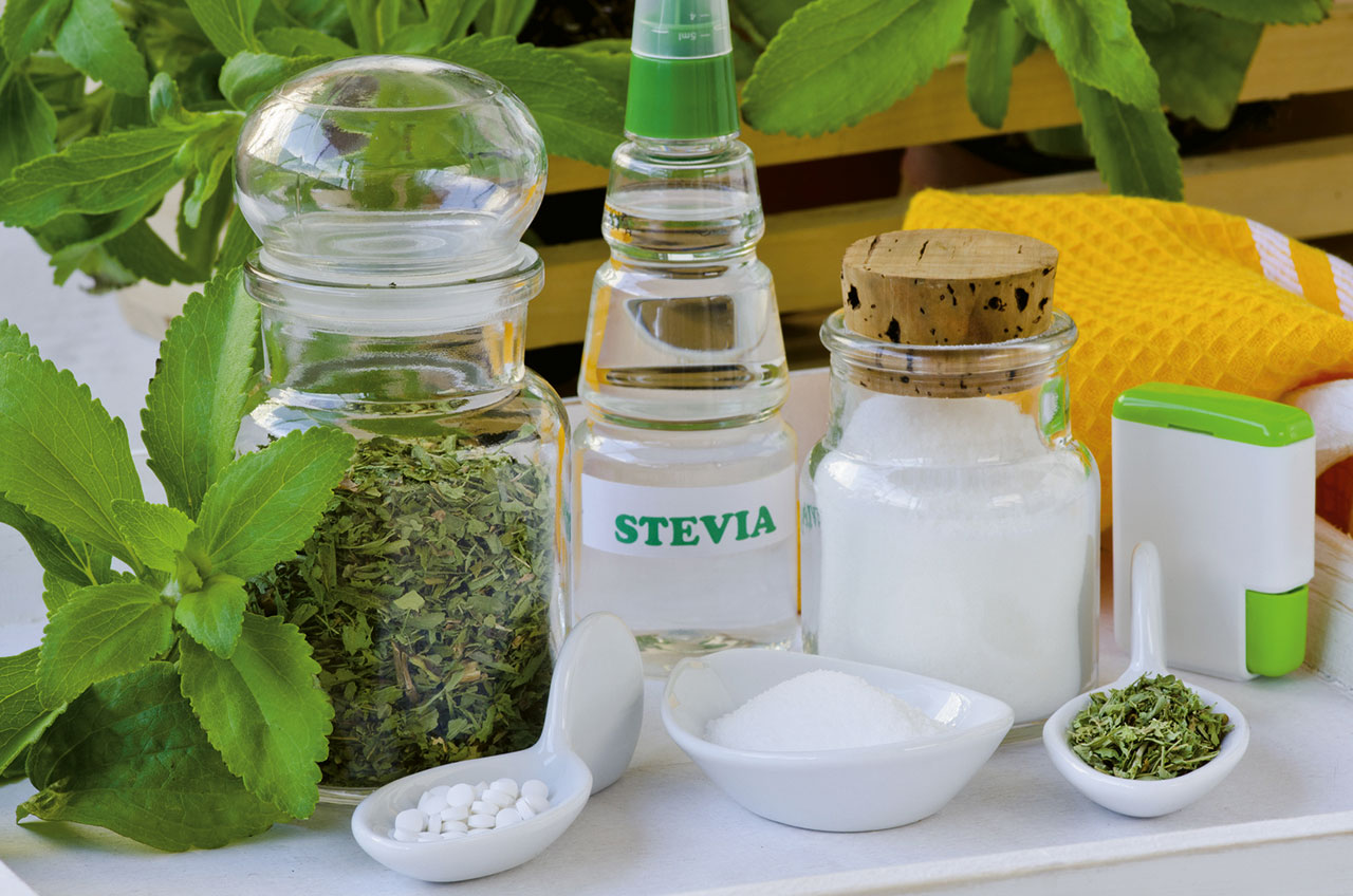 Abb. 1 Stevia-Blätter und -produkte (Bild: Pat Hastings | Fotolia.com).