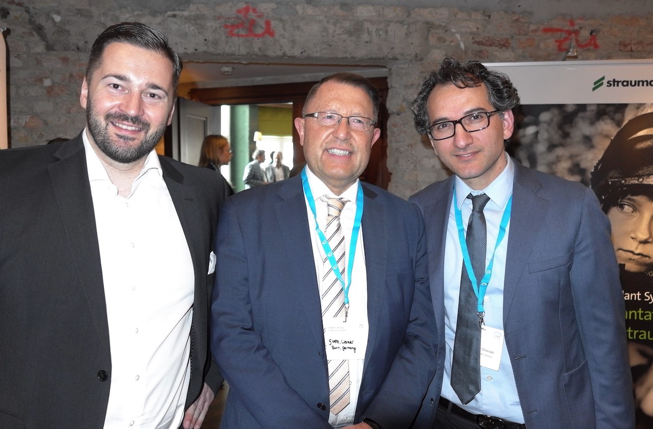 Dr. Dr. Andreas Pabst, Prof. Dr. Werner Götz und Prof. Dr. Dr. Dr. Shahram Ghanaati (von links) (Foto: Bach)
