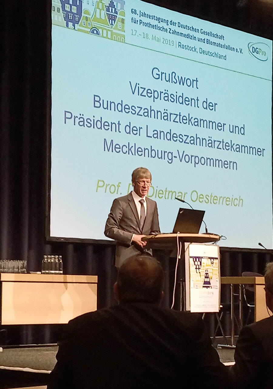 Der Präsident der Zahnärztekammer Mecklenburg-Vorpommern, Prof. Dr. Dietmar Oesterreich, begrüßte die Teilnehmer. (Foto: Quintessenz)