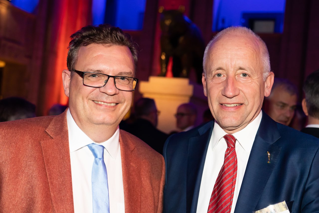 Prof. Dr. Christoph Benz, Vizepräsident der Bundeszahnärztekammer (links), und Dr. Wieland Schinnenburg, MdB (FDP), derzeit der einzige Zahnarzt unter den Abgeordneten im Deutschen Bundestag. (Foto: KZBV/axentis.de)