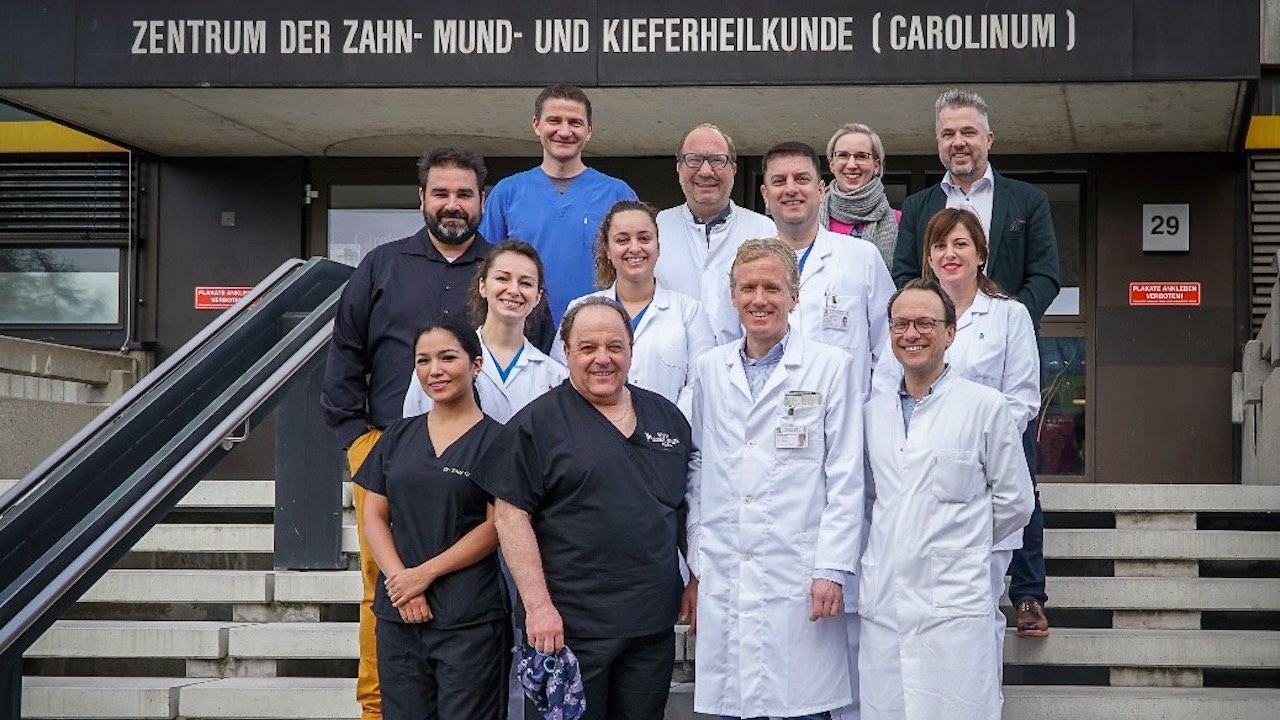 Die an der Studie beteiligten Teams der MKG-Chirurgie (Prof. Dr. mult. Robert Sader, hinten Mitte) und der Poliklinik für Zahnärztliche Chirurgie und Implantologie der Universität Frankfurt (Main) (Prof. Dr. Frank Schwarz, erste Reihe, 2. von rechts) (Foto: Straumann)