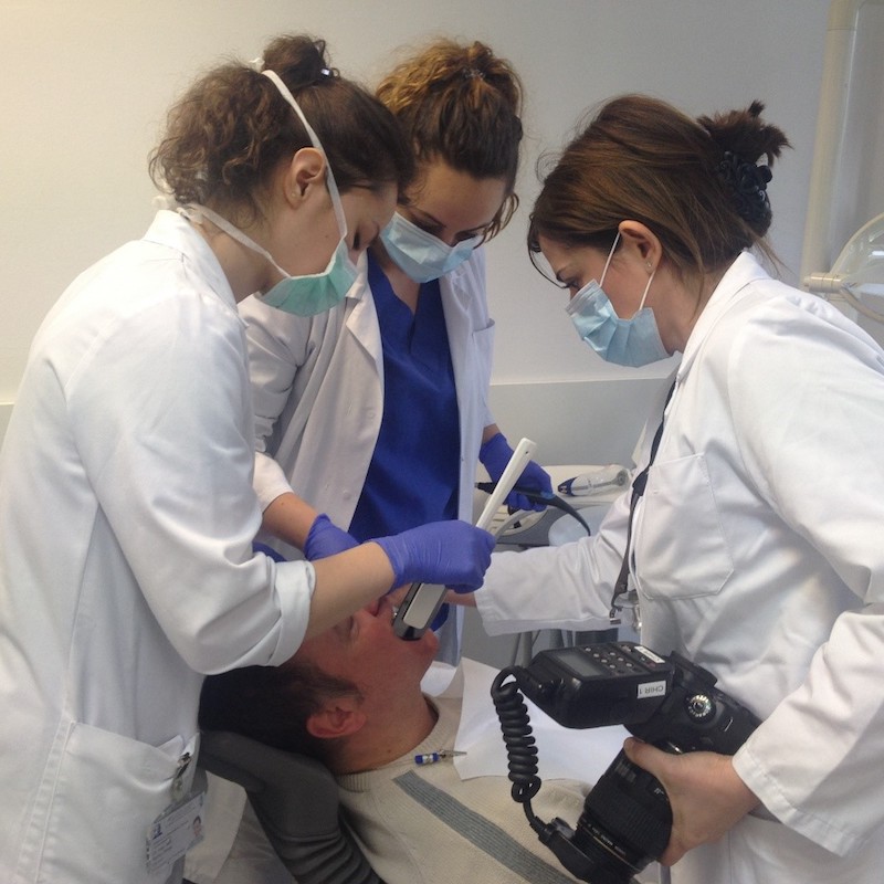 Das Team in der Poliklinik für Zahnärztliche Chirurgie und Implantologie der Universität Frankfurt beim digitalen Abformen (Foto: Straumann)