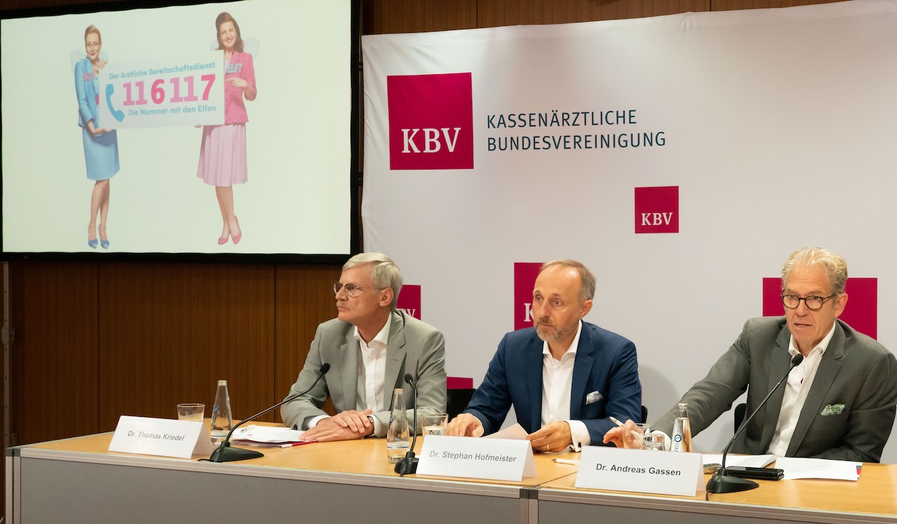 Präsentation der neuen Kampagne zur 116 117: Die KBV-Vorstände Dr. Thomas Kriedel, Dr. Stephan Hofmeister, Dr. Andreas Gassen auf der Pressekonferenz (Foto: Lopata/axentis.de)
