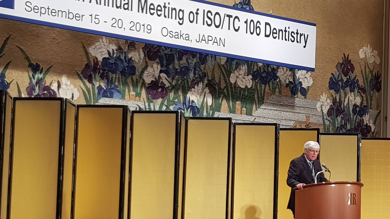 Der Vorsitzende Professor Dr. Gottfried Schmalz dankt dem Gastgeber, der japanischen Delegation (JISC, JDA & JDP), für ihre hervorragende Organisation einer intensiven Woche mit über 70 Gesprächen in den einzelnen Bereichen der Zahnmedizin. (Foto: Engels)