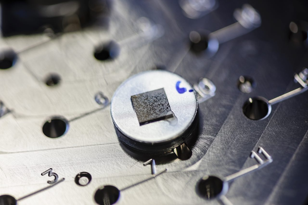 Eine Probe mit nanostrukturierter Oberfläche vorbereitet zur Untersuchung im Elektronenmikroskop.
