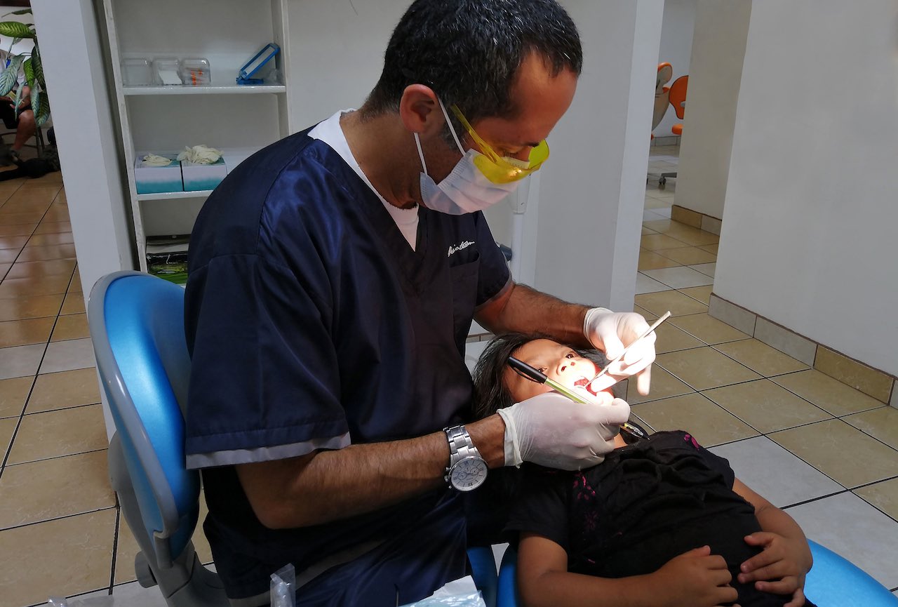 Die meisten Kinder erhielten eine Zahnfüllung, bei einigen mussten Zähne gezogen werden. Dr. Luis Ramirez, Inhaber des Zentrums für Kiefer- und Gesichtschirurgie in Antigua, Guatemala, bewertet die Zahngesundheit eines Kindes.