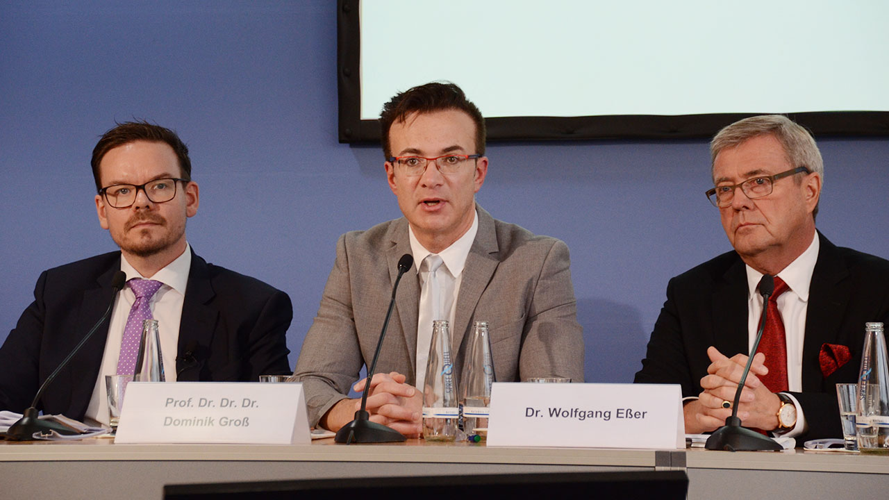 Prof. Dr. mult. Dominik Groß (Mitte) wird im nächsten Jahr ein „Personenlexikon der Zahnärzte im Dritten Reich“ vorstellen.