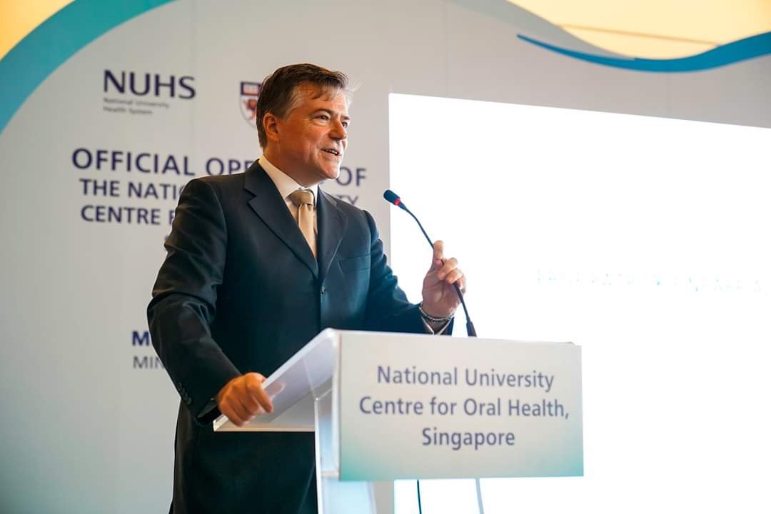 Prof. Patrick Finbarr Allen, Dekan der Fakultät für Zahnheilkunde der National University of Singapore während der Eröffnungszeremonie des neuen Behandlungszentrums.