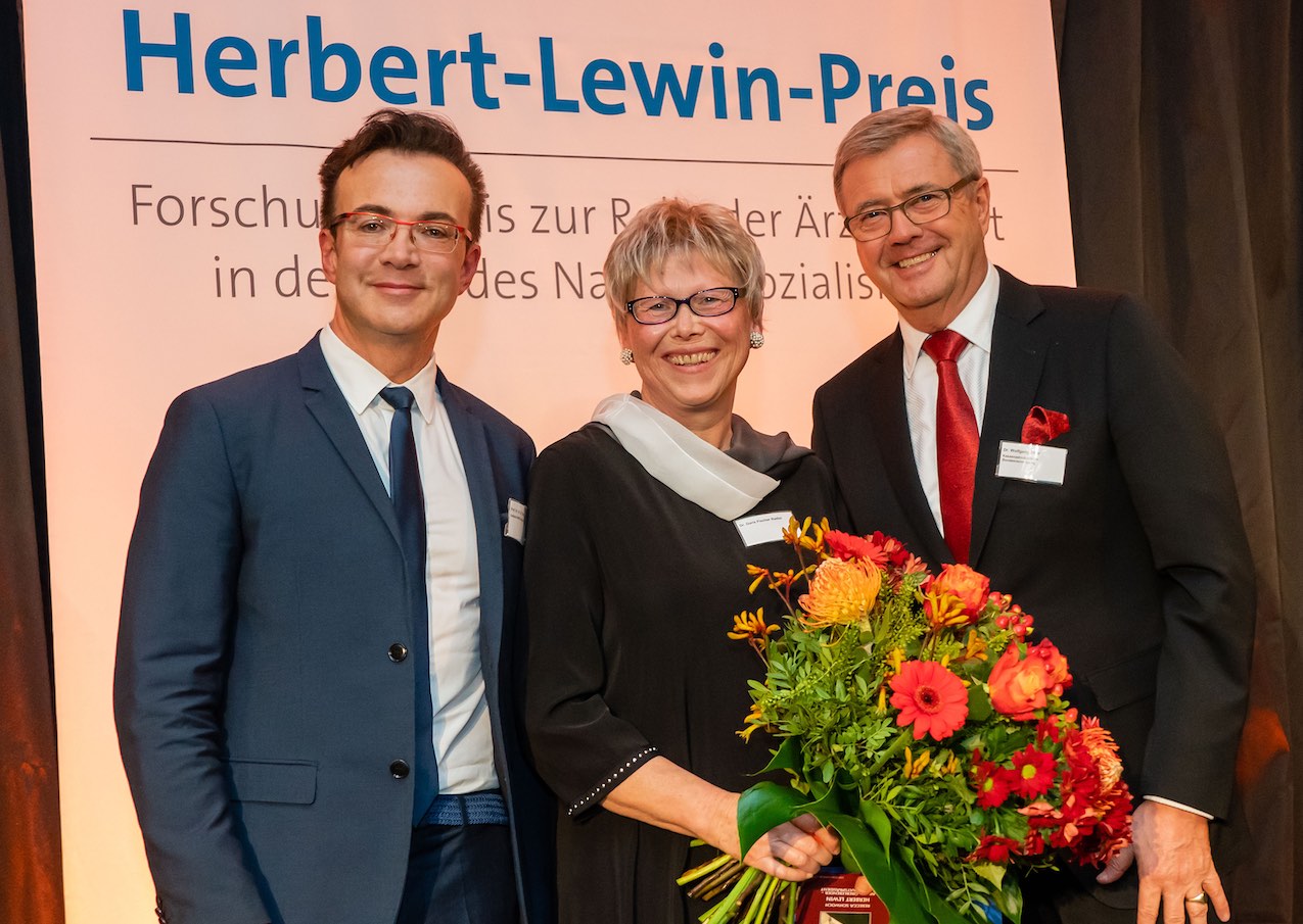 Prof. Dr. Dr. Dr. Dominik Groß mit der Preisträgerin Dr. Doris Fischer-Radizi und Dr. Wolfgang Eßer (Foto: KZBV/axentis.de)