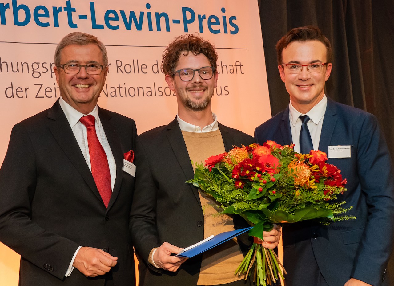 Dr. Wolfgang Eßer mit dem Preisträger Dr. Mathias Schütz und Prof. Dr. Dr. Dr. Dominik Groß (Foto: KZBV/axentis.de)
