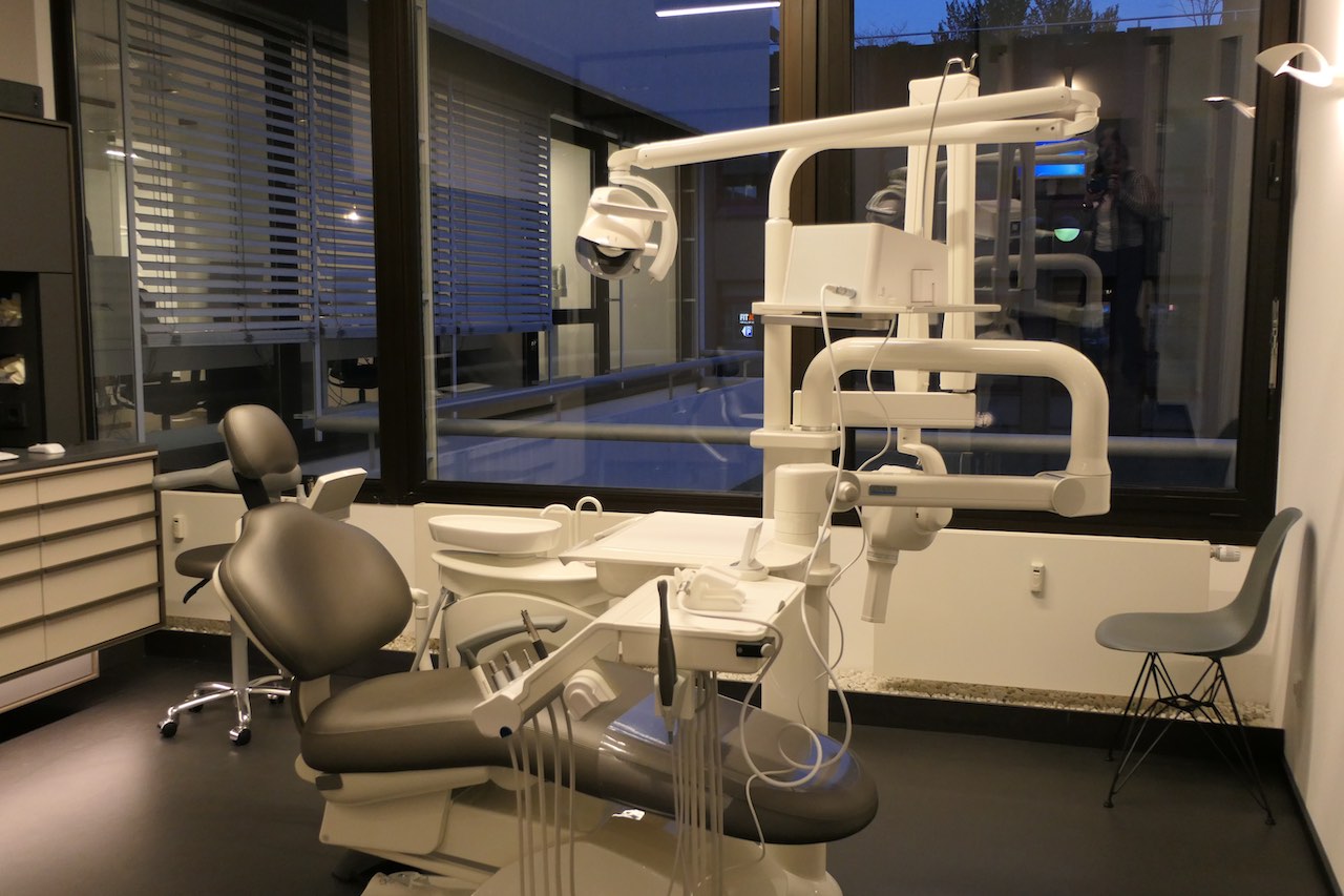 Zimmer mit Aussicht: Die ZAP*8 setzt in ihren vier Behandlungs- und zwei Prophylaxeräumen auf moderne Ausstattung und digitale Workflows. (Foto: Geitz)