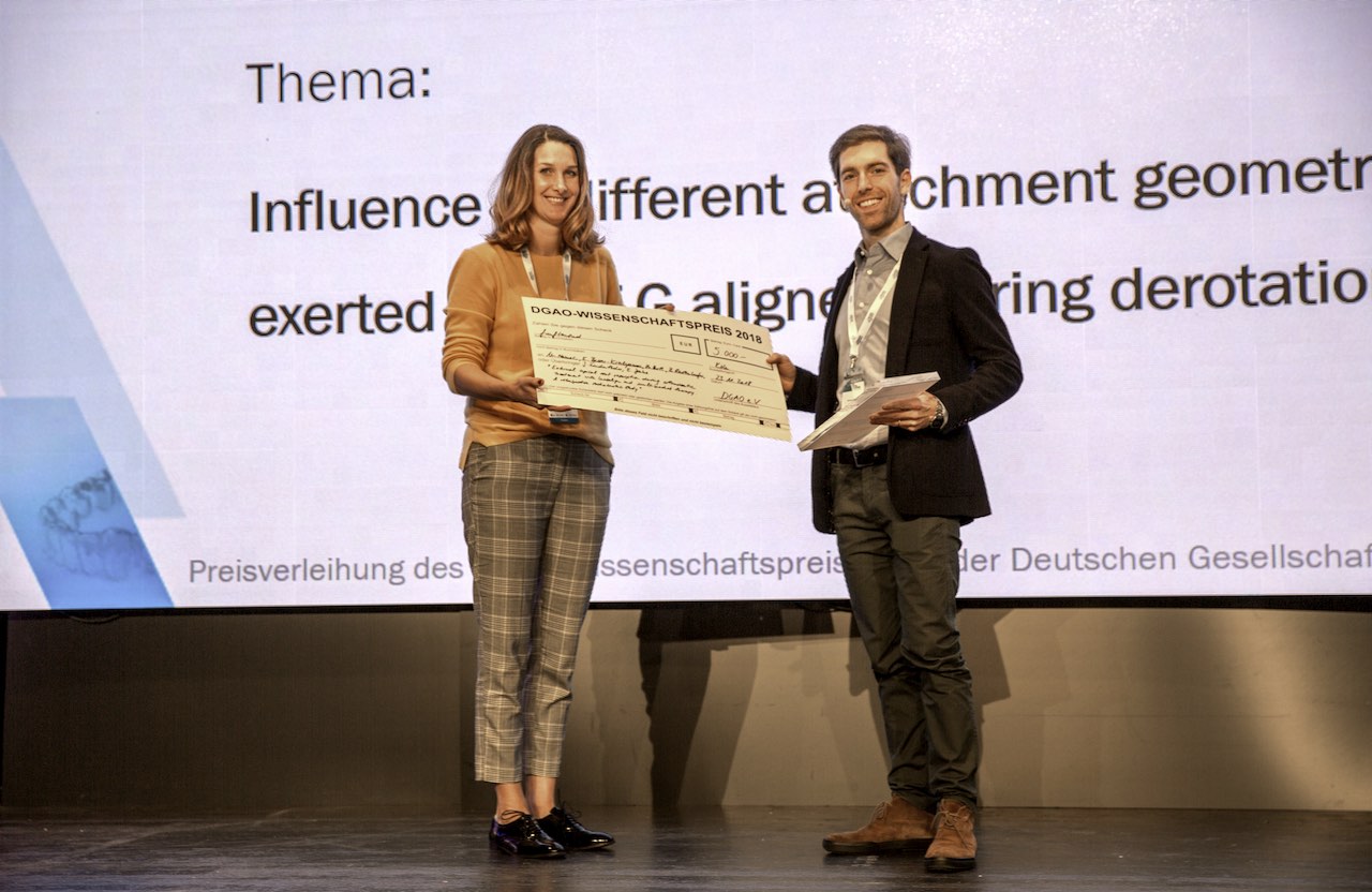 Dr. Dr. Michael Nemec (Universität Wien) nahm 2018 stellvertretend für sein Team den 3. Preis von Tagungspräsidentin Dr. Julia Haubrich entgegen. (Foto: DGAO e.V./Jörg Schnabel)