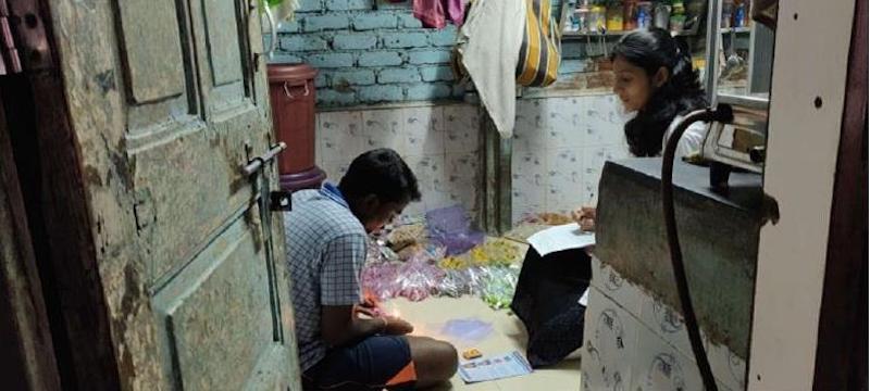 Abb. 2: Studenten des Yerala Medical College leisten in einem Slum von Mumbai Aufklärungsarbeit und diagnostizieren und dokumentieren neue Lepra-Infektionen. (Foto: BLP)