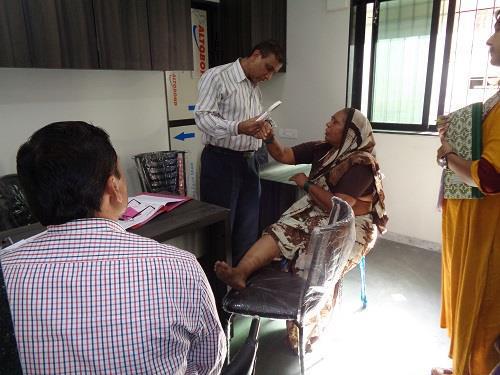 Abb. 1: Aufklärung und Behandlung von Patienten im Rahmen des BLP in der Region Mumbai. (Foto: BLP)
