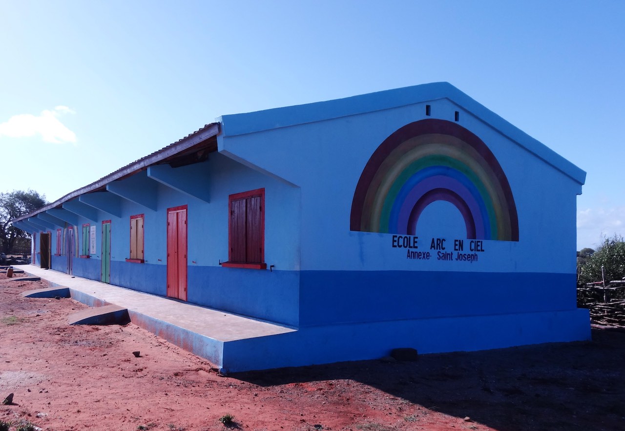 Abb. 7: Die „Regenbogenschule“ in Madagaskar ist bereit für die ersten Schüler. (Fotos: HDZ) 