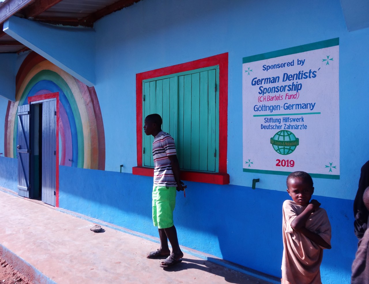 Abb. 6: Die „Regenbogenschule“ in Madagaskar wurde mit Mitteln des HDZ errichtet. (Fotos: HDZ) 