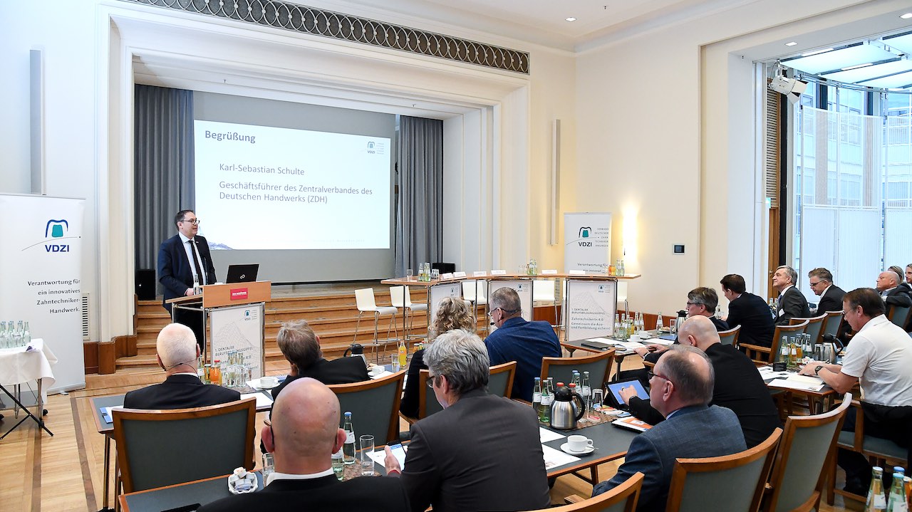 Karl-Sebastian Schulte, Geschäftsführer des ZDH, führte in die aktuelle Handwerkspolitik ein. (Foto: VDZI/Andreas Amann)