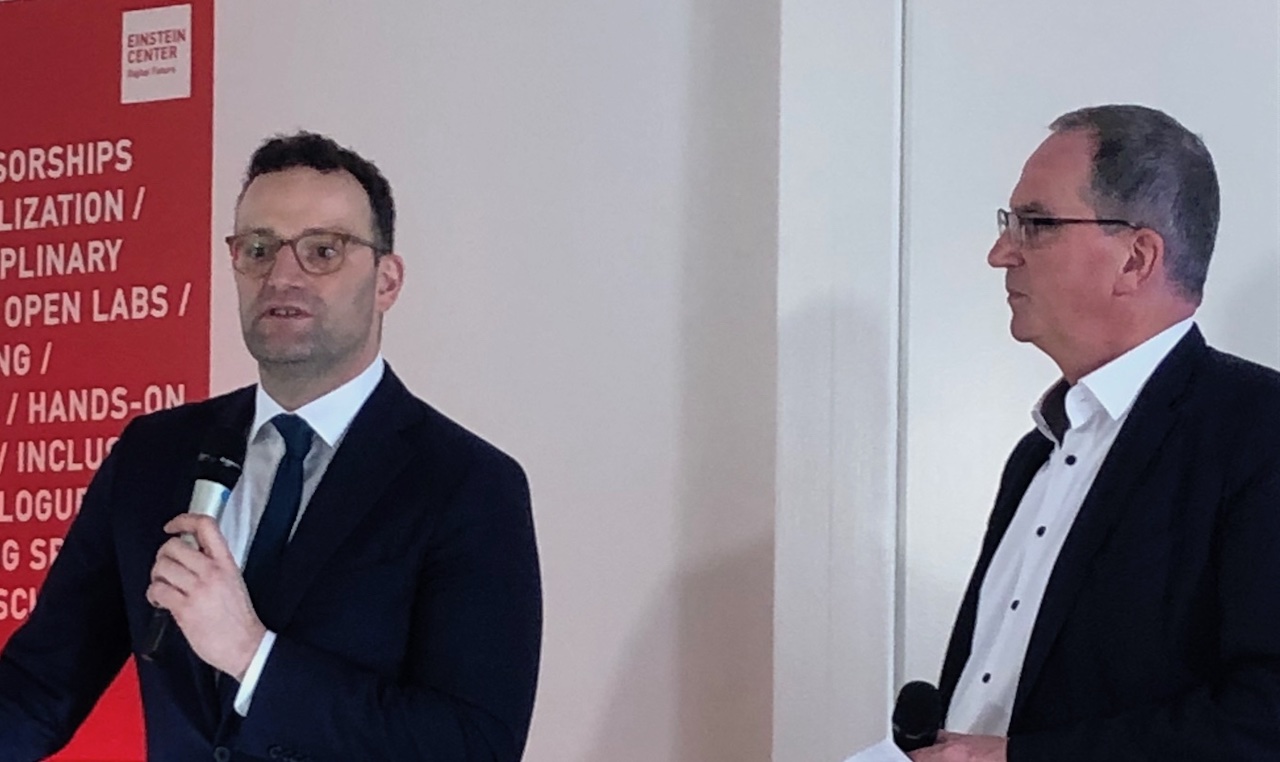 Spahn nahm sich, hier mit PKV-Sprecher Stefan Reker, Zeit für die Diskussion. (Foto: Dr. Fabian Langenbach/Quintessenz)