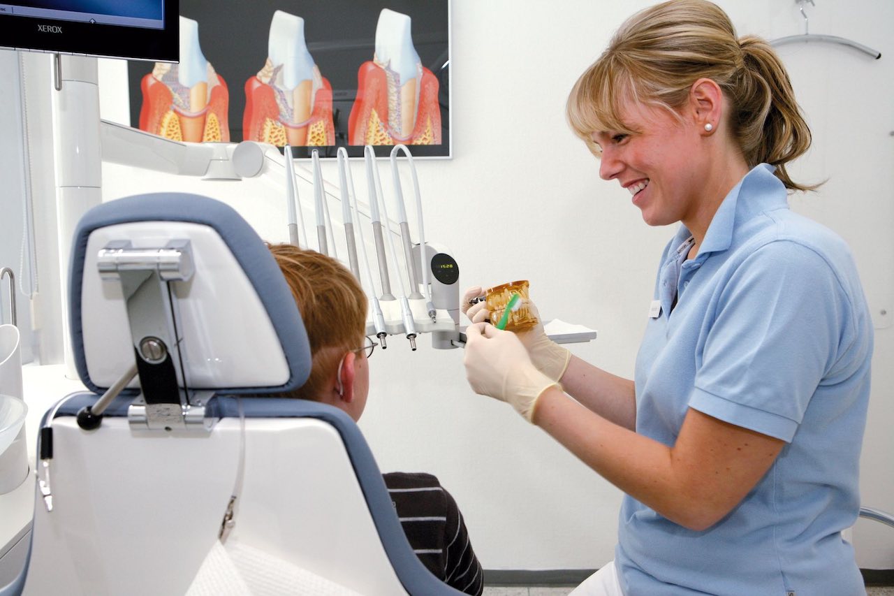 Abb. 2 Im Zahnärztehaus Rahlstedt nehmen die Prophylaxe-Aufklärung und -Vorsorge einen hohen Stellenwert ein.