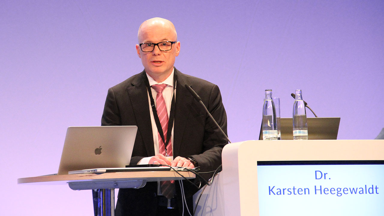 Dr. Karsten Heegewaldt, Präsident der Zahnärztekammer Berlin, begrüßte die Teilnehmer*innen.