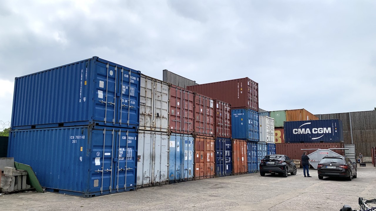 Die Container mit Hilfsgütern warten bei der Spedition im Hafen Bonn auf die Reise. (Fotos: DIANO/TB)