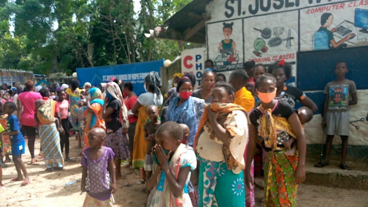 Geduldig warten die Menschen vor der St. Josephs School of Hope in Mombasa auf die Lebensmittelausgabe.