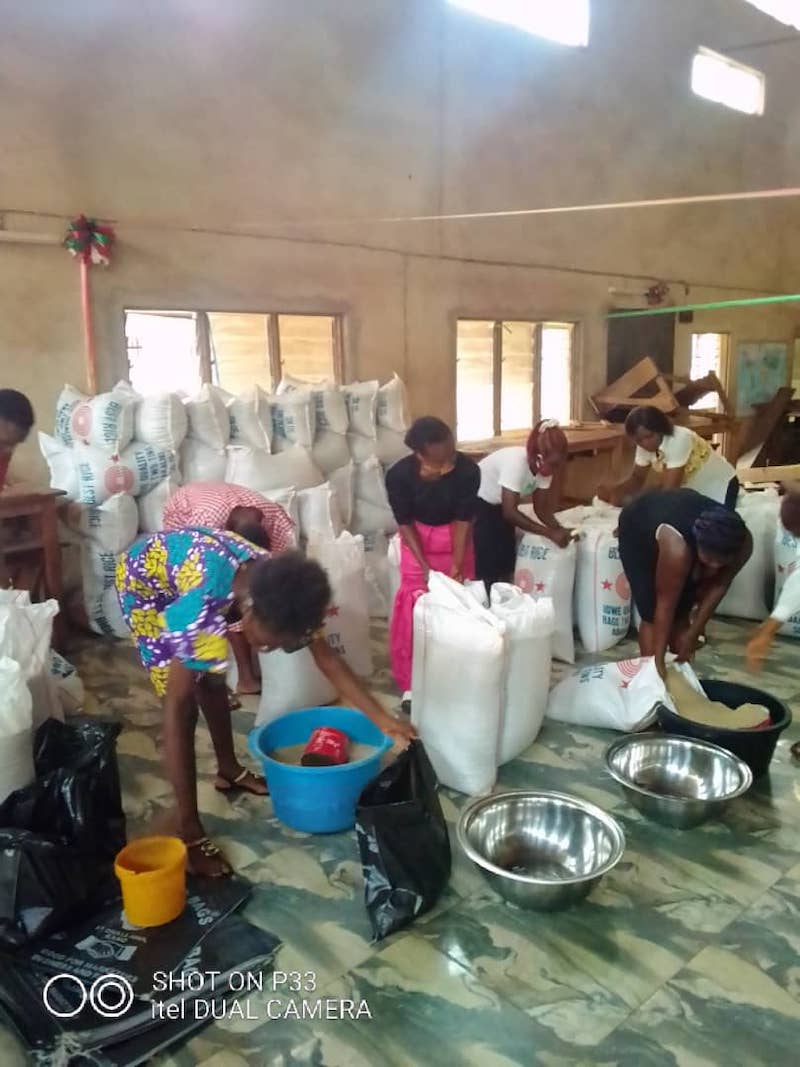 Lebensmittelverteilung in der HDZ-Schule, Nsukka, Nigeria (Foto: Enyiduru e.V.)