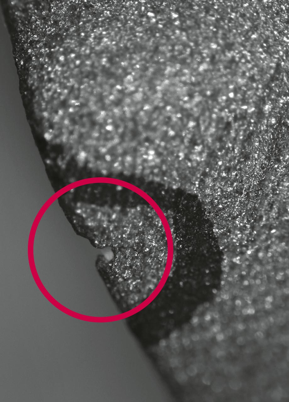 Abb. 11 Lichtmikroskopische Aufnahme einer in Metall umgesetzten Krone. Vergrößerung: 25-fach. Ungenauigkeiten im Randbereich (vermutlich EBM-Reste, die mit der Schmelze in Richtung Rand gedrückt wurden).