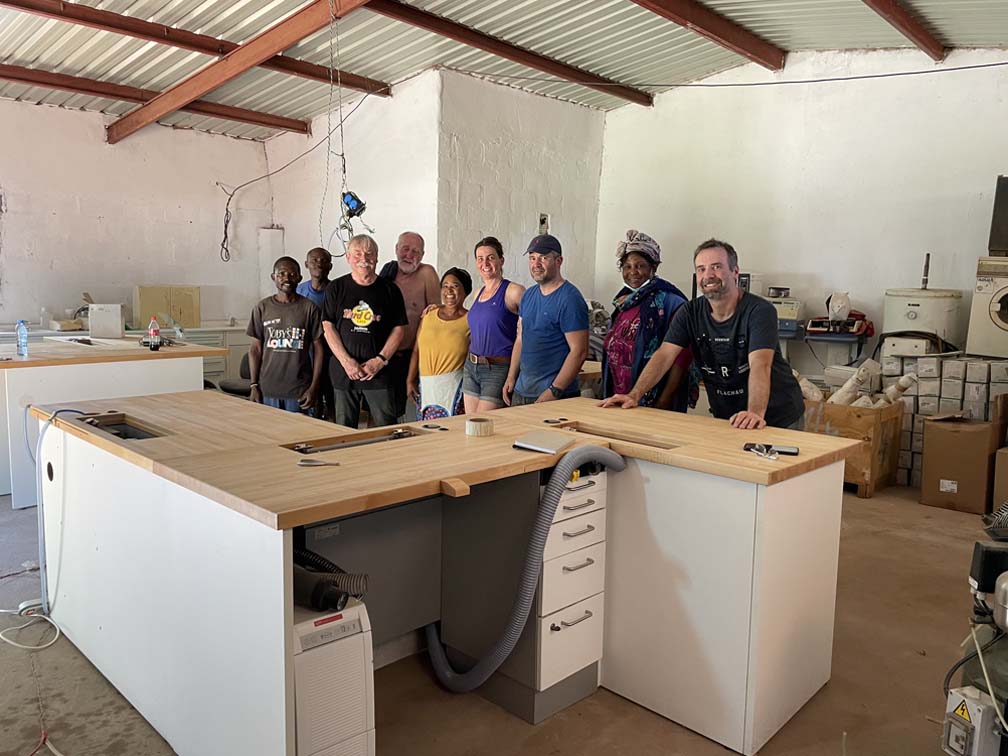 Abb. 4 Beim Aufbau des Zahntechnischen Lehrlabors am Karibastausee in Mundulundulu halfen MItarbeiter von German Dental Charity sowie Herman, seine Frau Emily und sein Personal mit.