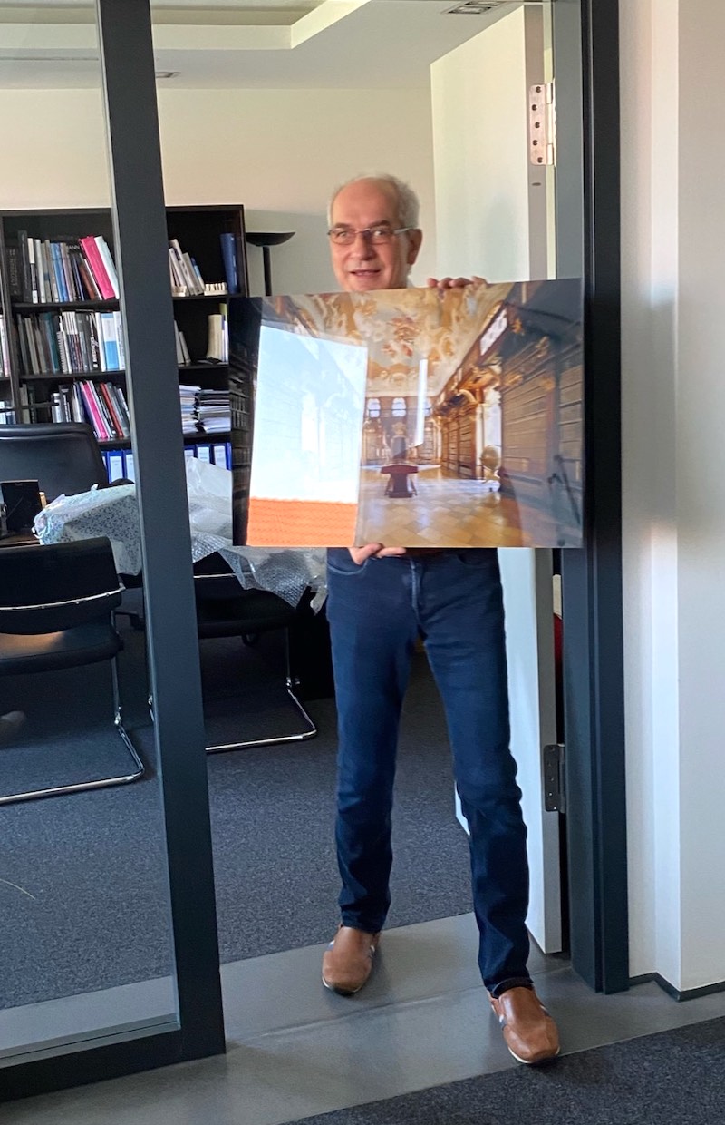 Bibliotheken begeistern ihn – das Geburtstagsgeschenk von Mitarbeitern und Geschäftsführung des Verlags zum 70. Geburtstag zeigt die berühmte Klosterbibliothek in Melk.