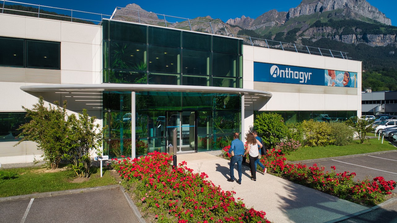 Der Eingang zum Firmensitz in Sallanches in den französischen Alpen unterhalb des Mont-Blanc-Massivs