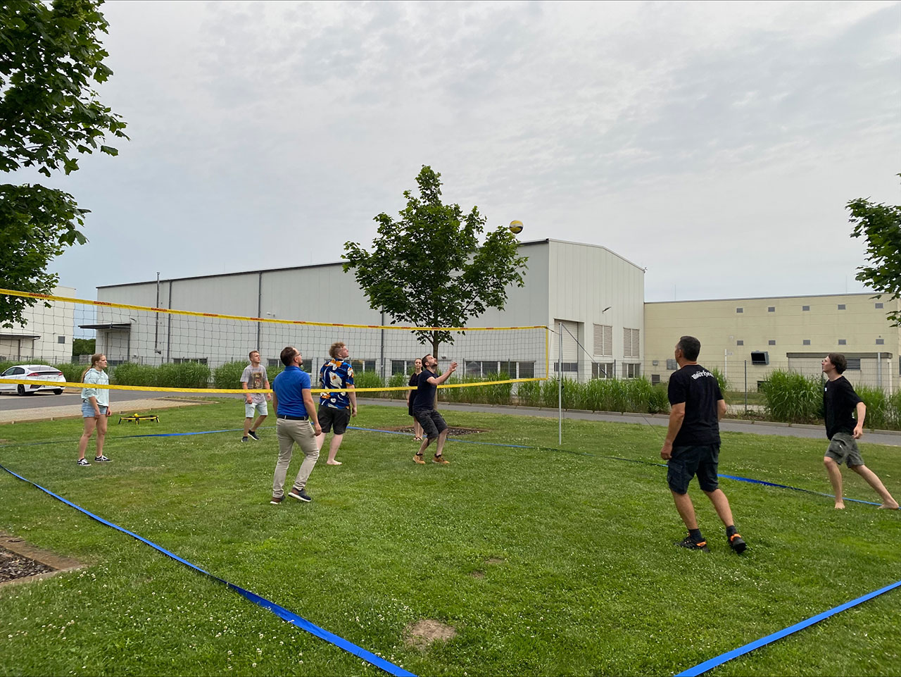 Zwischen Liegestühlen, Volleyballfeld, Shuffleboard und Dartscheibe wurden erste Kontakte geknüpft und beim Zeltaufbau die Teamfähigkeit geprüft.